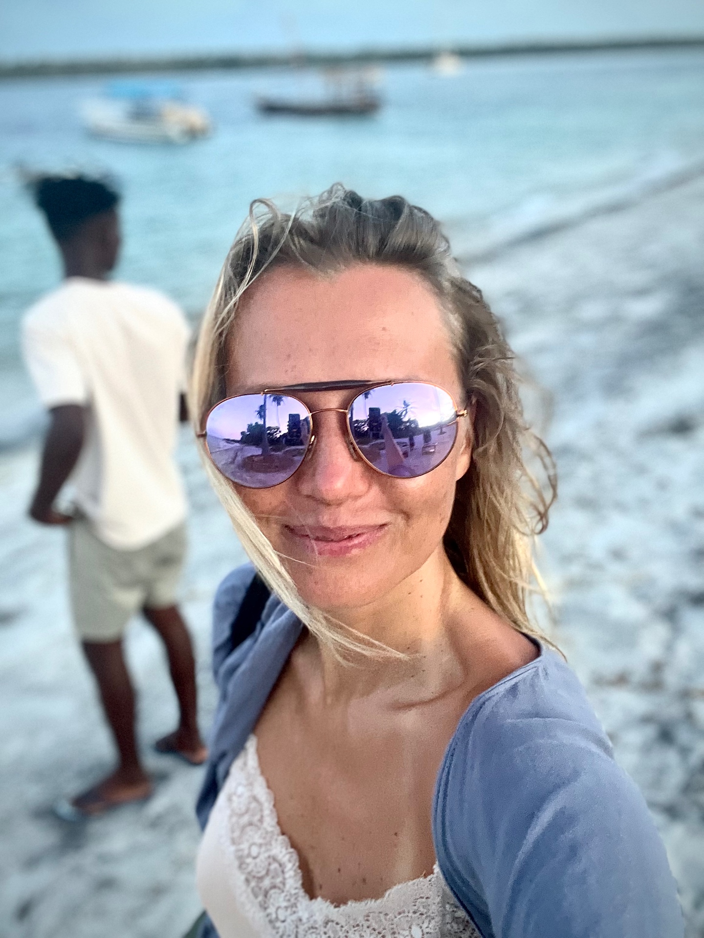 Kasia Nocuń w fioletowych okularach