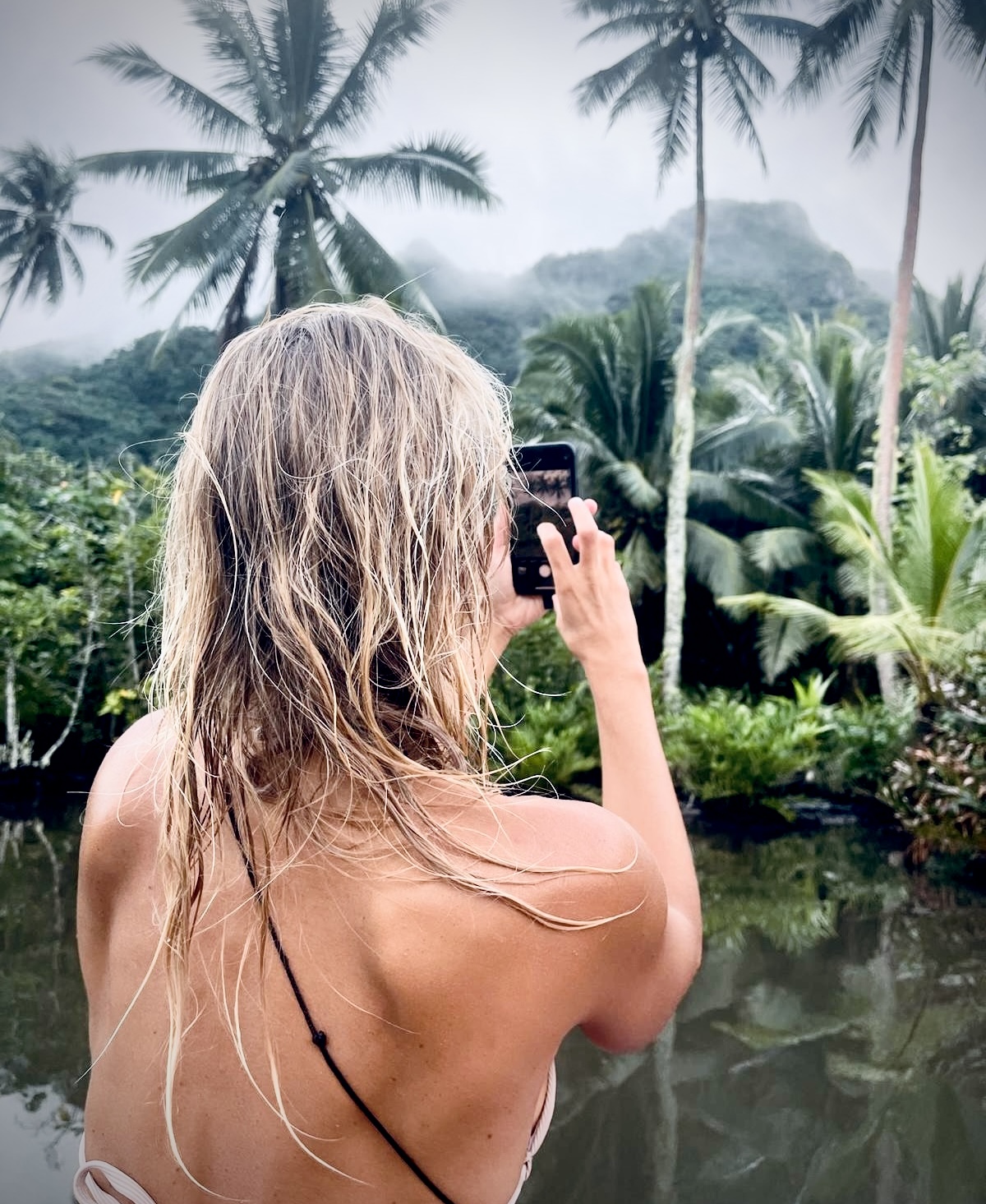 Kasia Nocuń fotografująca dżunglę nad wodą